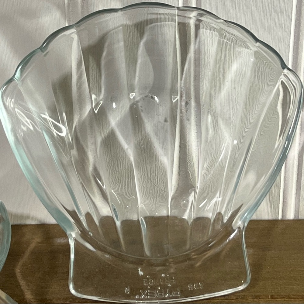 Small Vintage Pyrex Shell Dish Set - Picture 2 of 3
